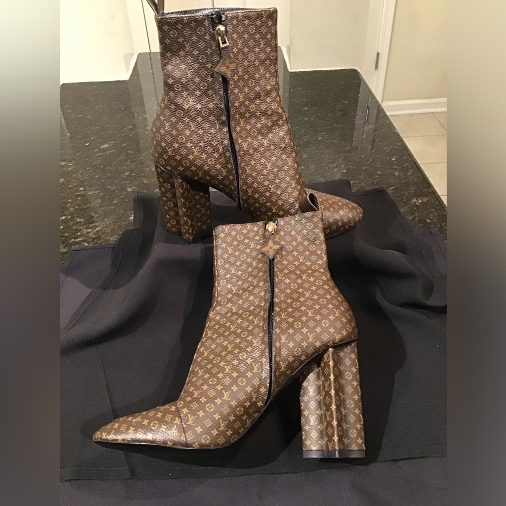 Louis Vuitton Authentic Mid-Calf Fancy Boots Size 38